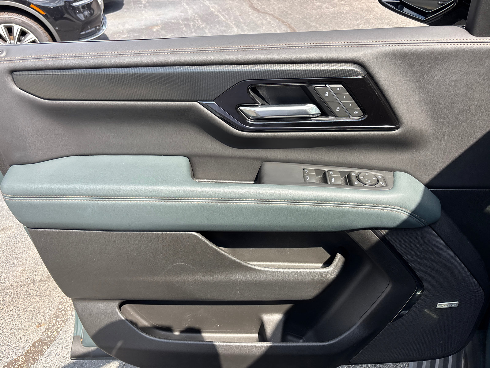 Used 2025 GMC Yukon AT4 w/ AT4 Premium Plus Package AWD/4WD image 11