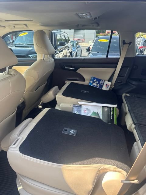 Used 2021 Toyota Highlander XLE AWD/4WD image 13