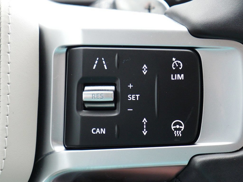 Used 2025 Land Rover Discovery Metropolitan Edition AWD/4WD image 36