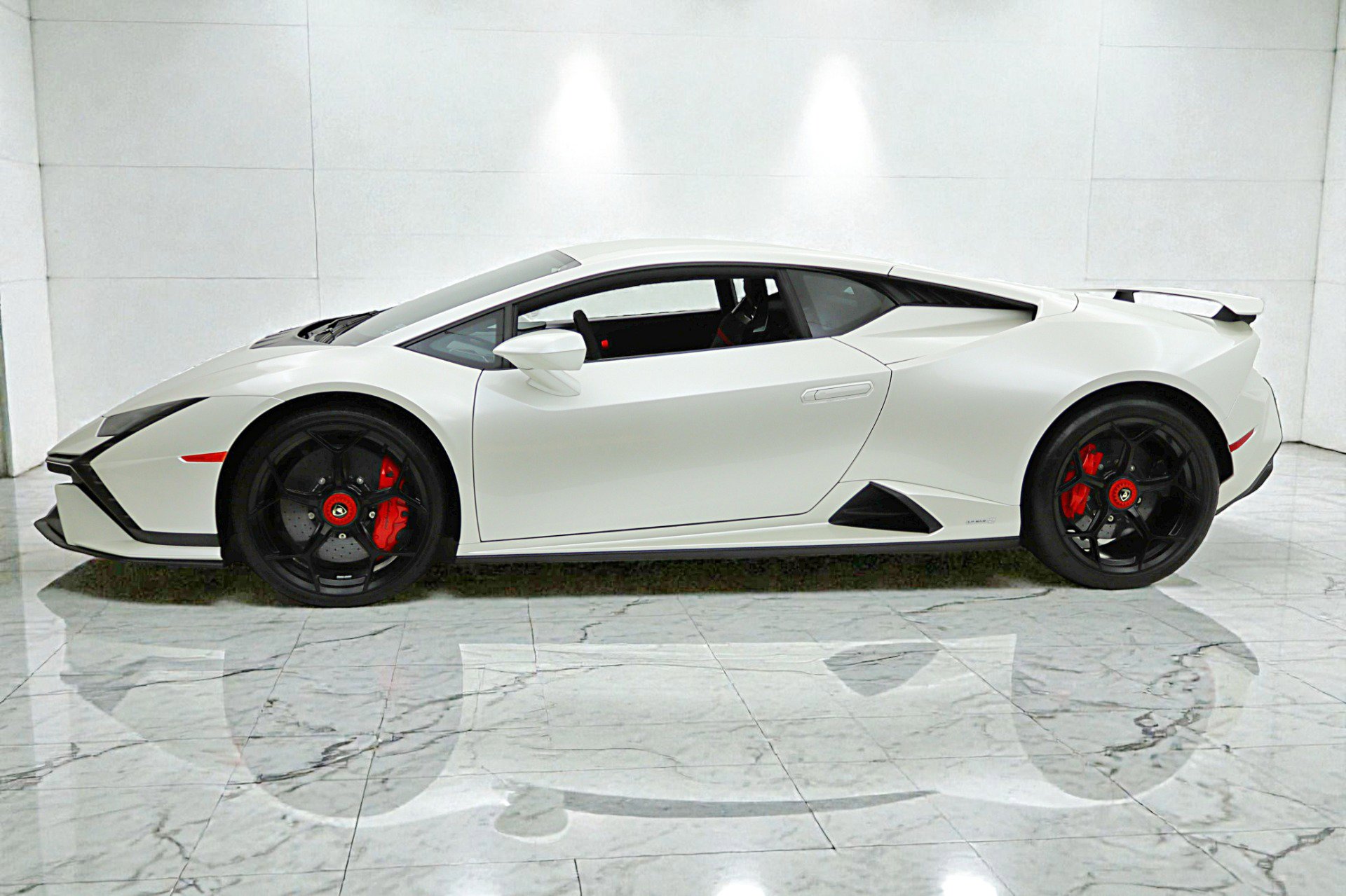 Used 2023 Lamborghini Huracan Tecnica image 3