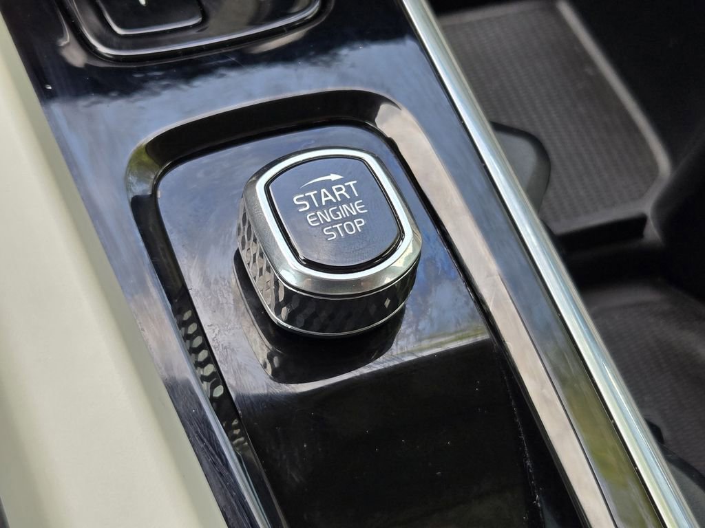 Used 2024 Volvo XC60 B5 Plus AWD/4WD image 18