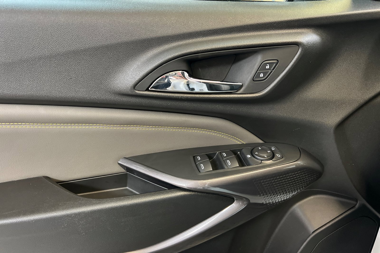 Used 2024 Chevrolet Trax ACTIV w/ Sunroof Package image 11