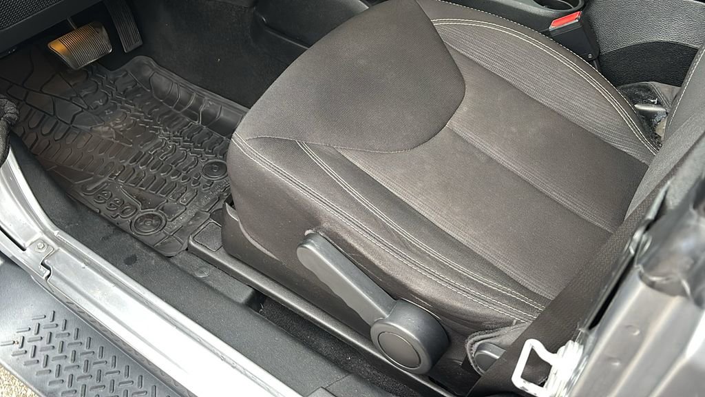 Used 2017 Jeep Wrangler Sahara image 15