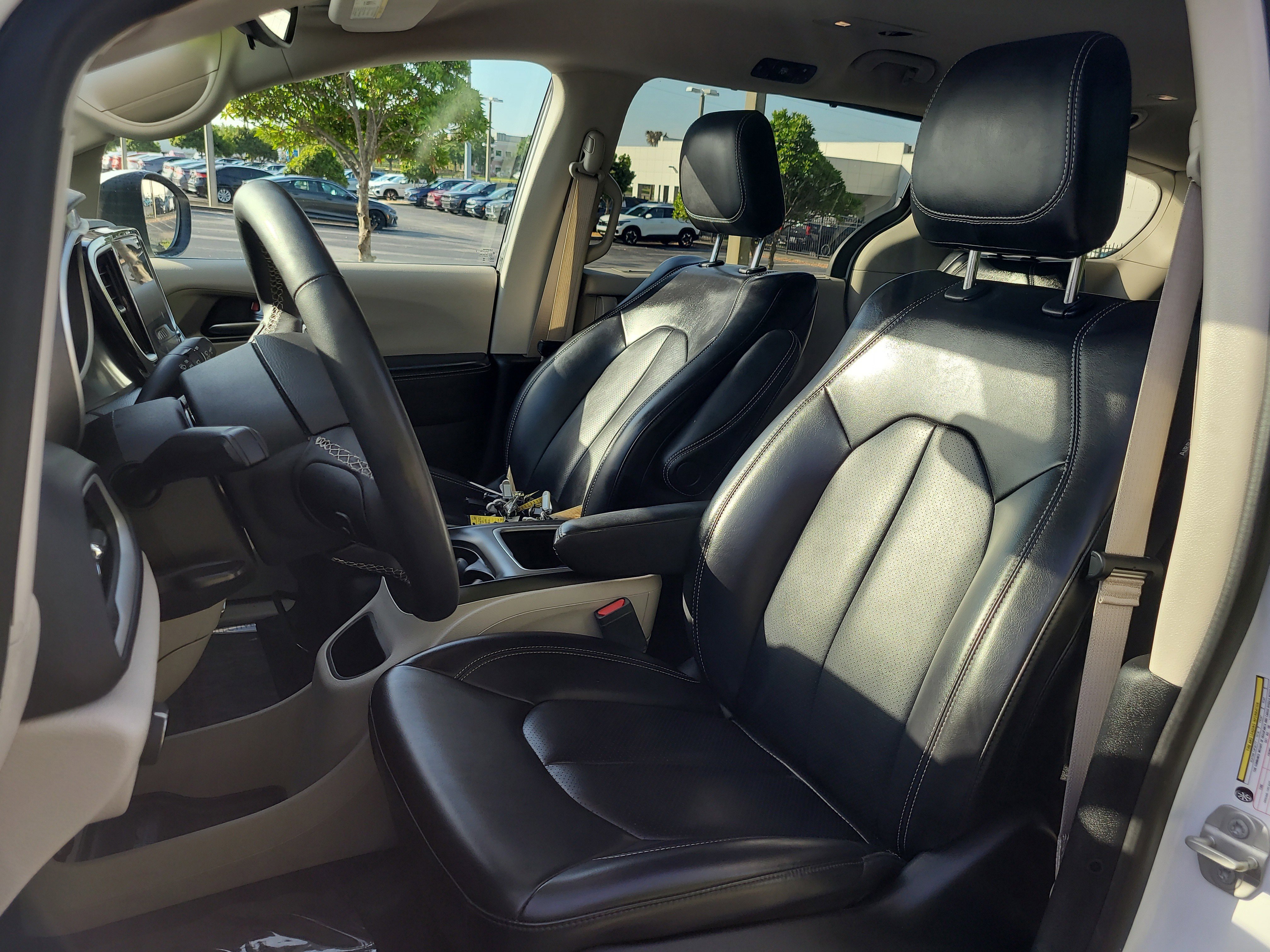 Used 2023 Chrysler Pacifica Touring-L image 21