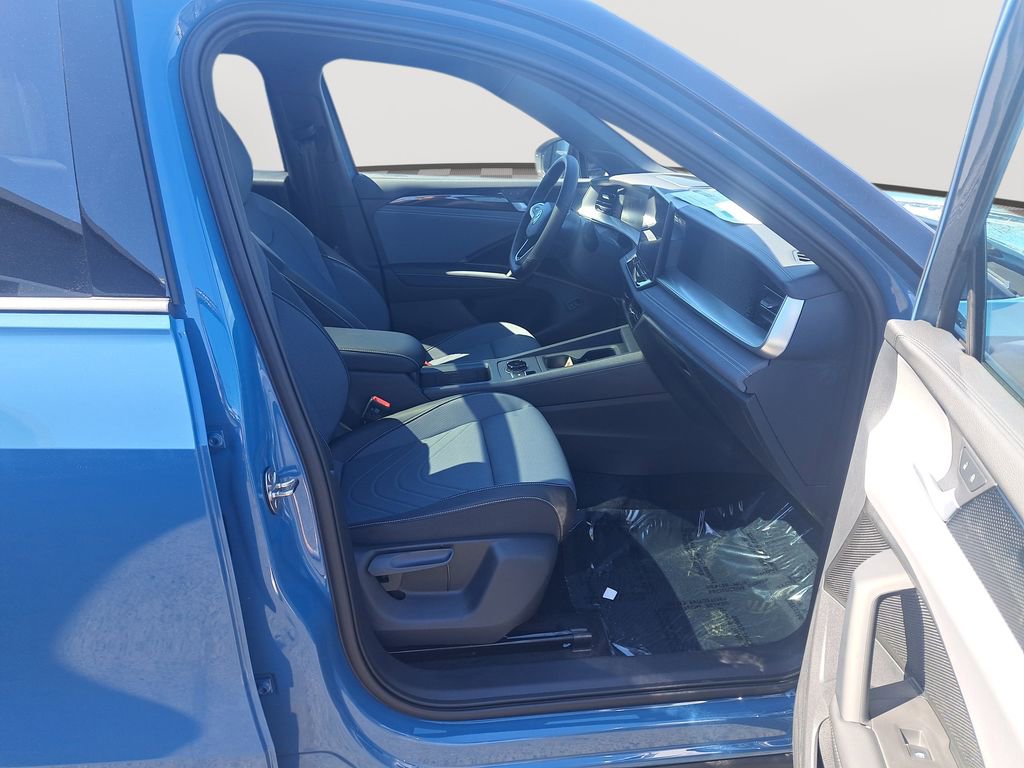 New 2025 Volkswagen Tiguan SE R-Line image 18