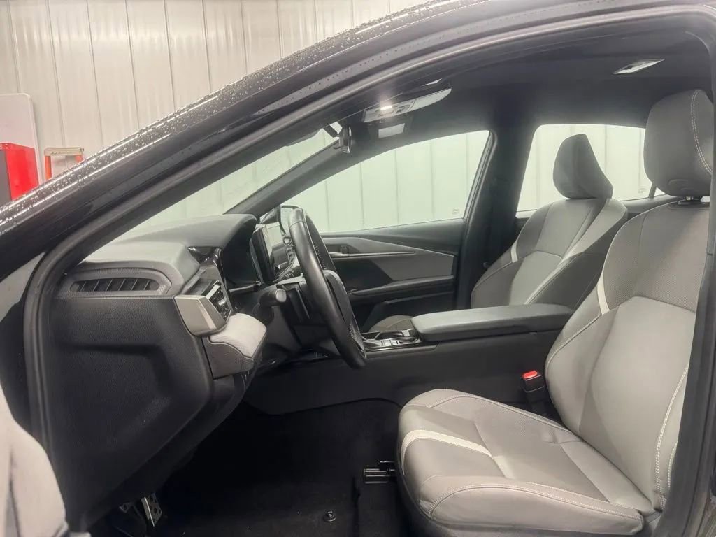 Used 2025 Toyota Camry SE image 6