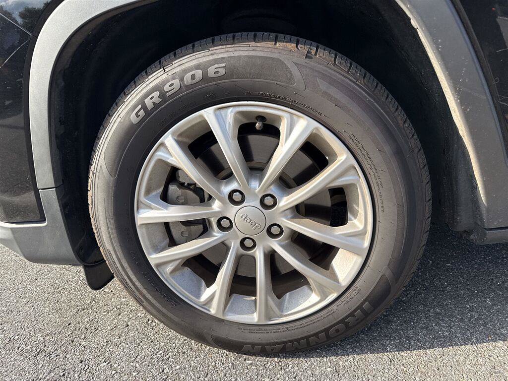 Used 2019 Jeep Cherokee Latitude w/ Cold Weather Group FWD image 12