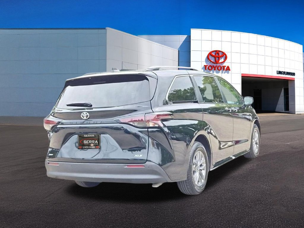 Used 2026 Toyota Sienna XLE FWD image 12