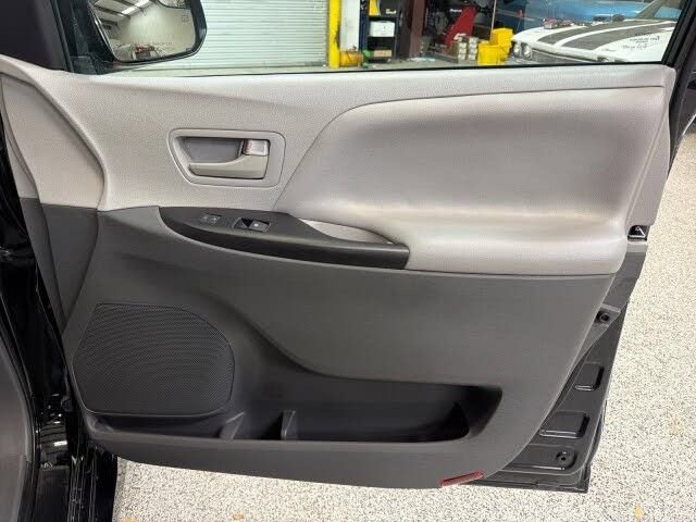 Used 2020 Toyota Sienna L FWD image 40