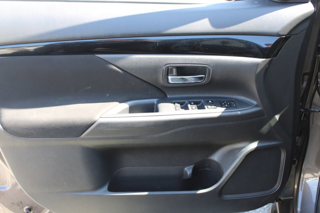 Used 2019 Mitsubishi Outlander ES FWD image 29