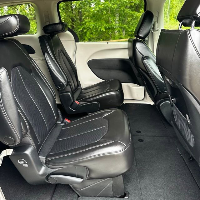Used 2023 Chrysler Pacifica Touring-L FWD image 19