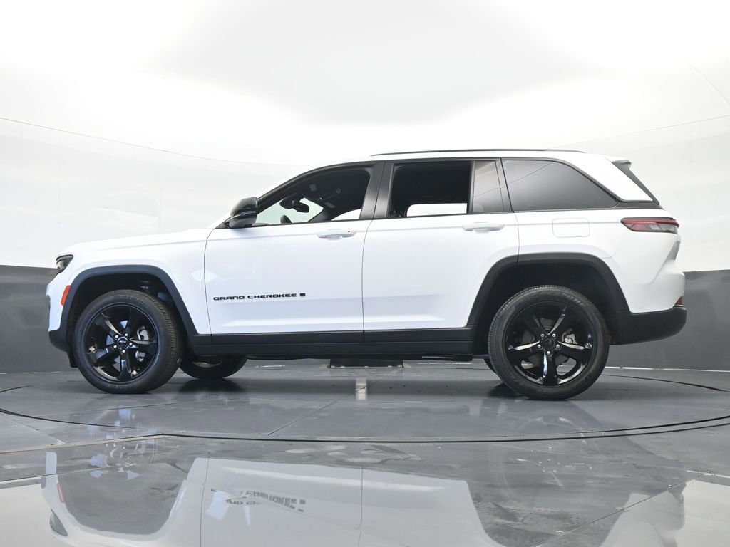 Used 2024 Jeep Grand Cherokee Altitude image 57