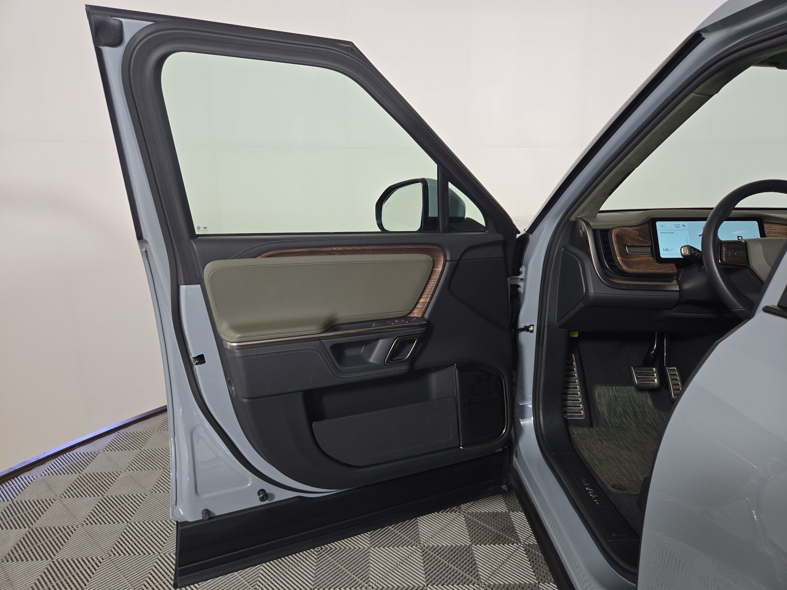 Used 2024 Rivian R1T Adventure AWD/4WD image 16