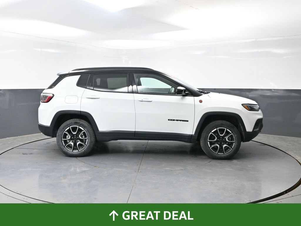 Used 2025 Jeep Compass Trailhawk AWD/4WD image 2