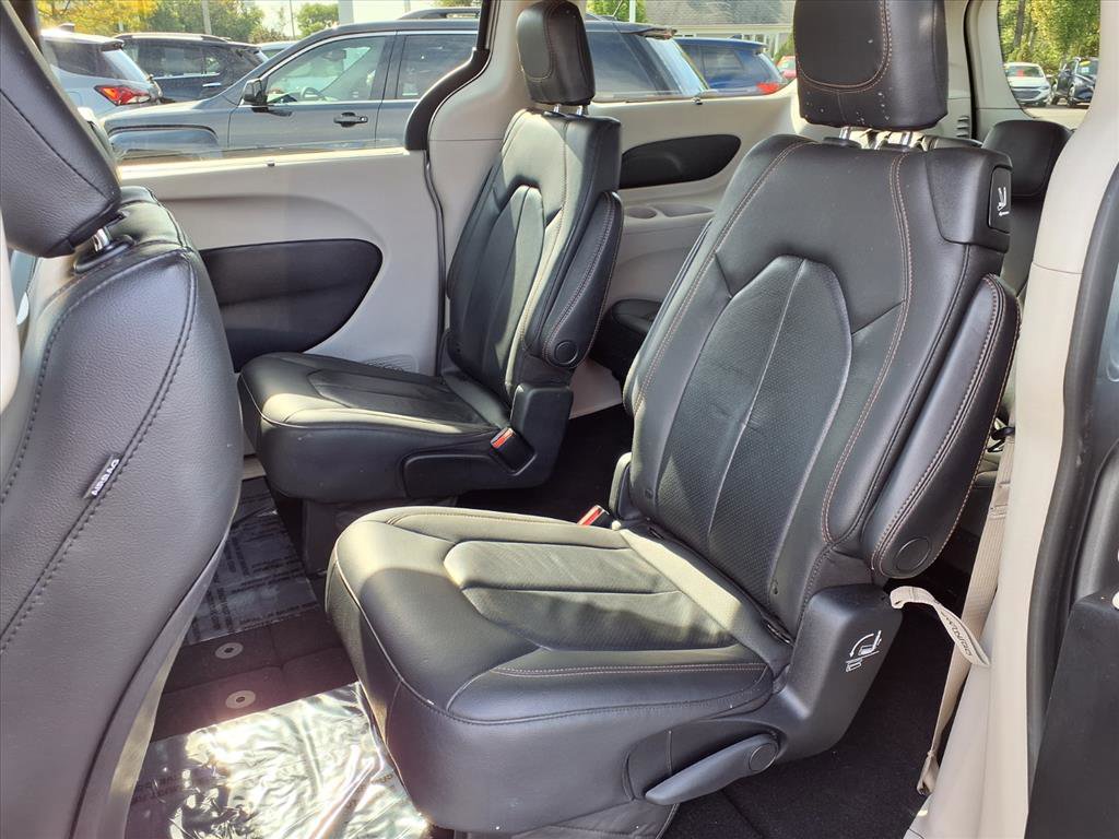 Used 2020 Chrysler Pacifica Touring-L image 6