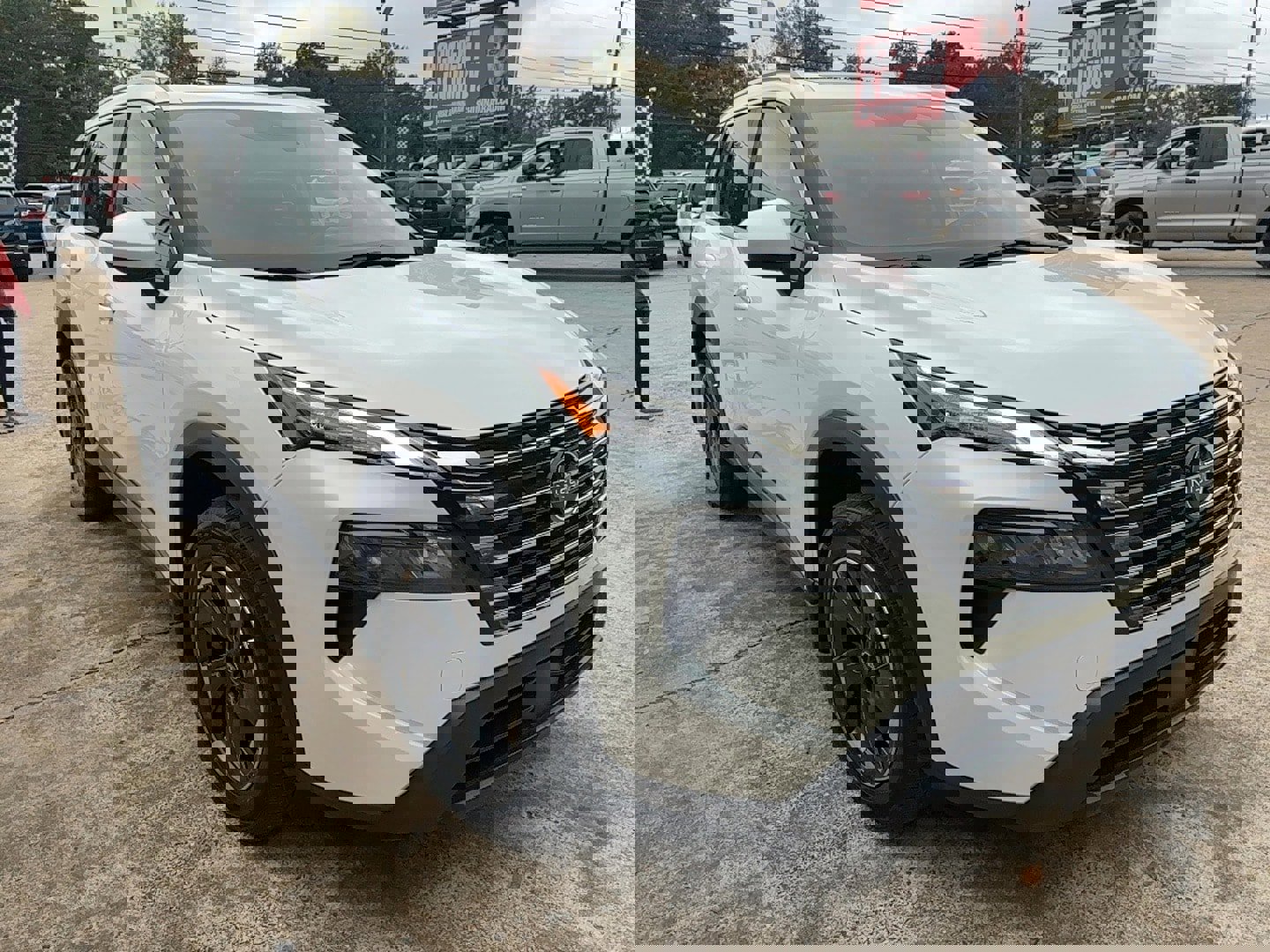 Used 2024 Nissan Rogue SV w/ SV Premium Package image 3