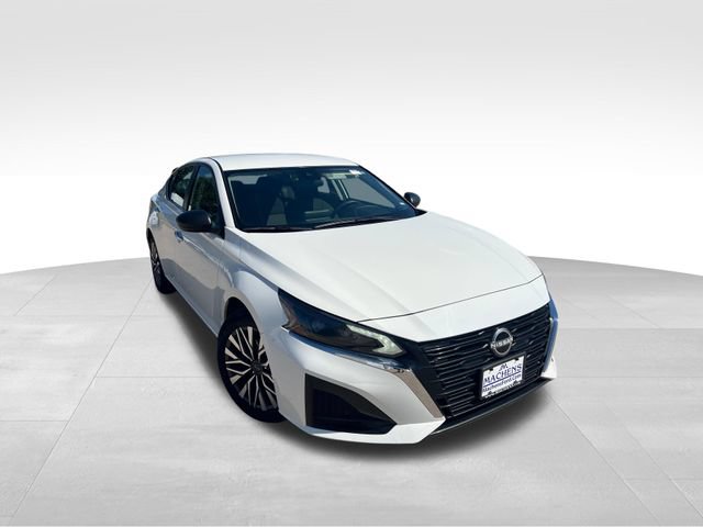Used 2025 Nissan Altima 2.5 SV FWD image 13