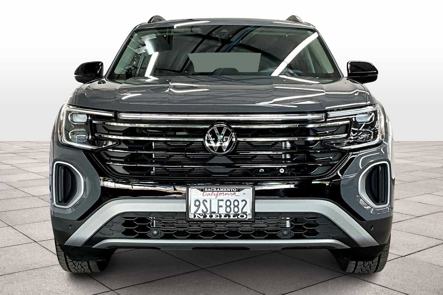 Used 2025 Volkswagen Atlas Peak Edition SE image 3