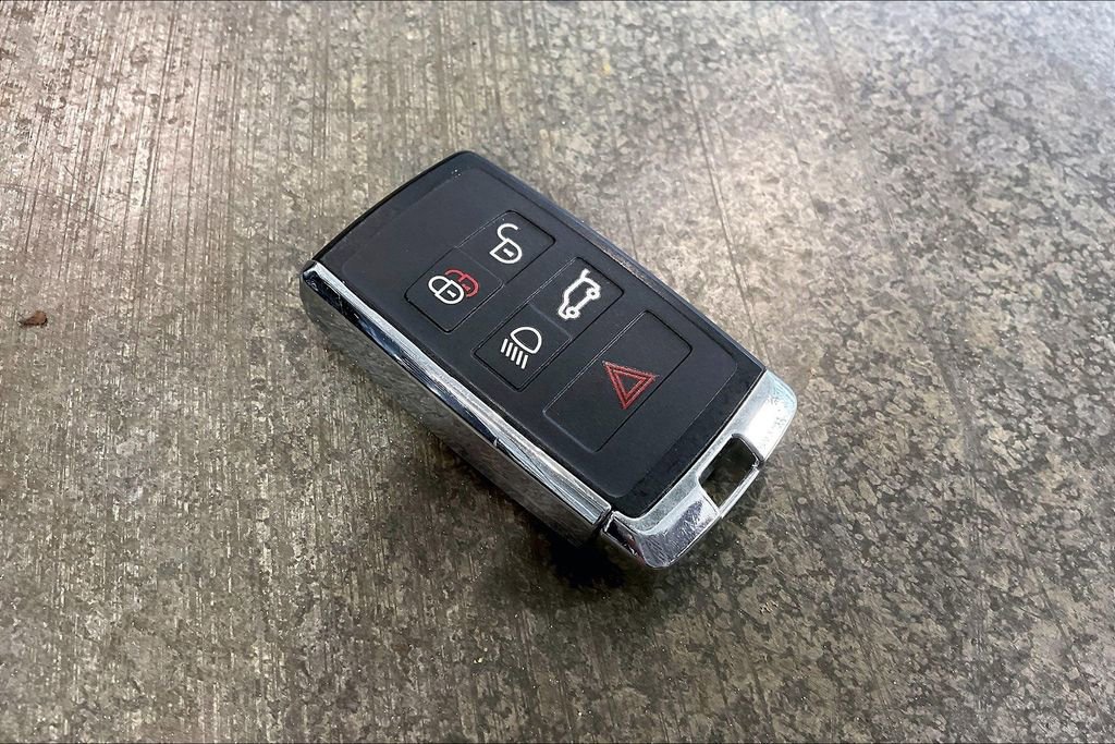 Used 2024 Land Rover Defender 110 S image 11