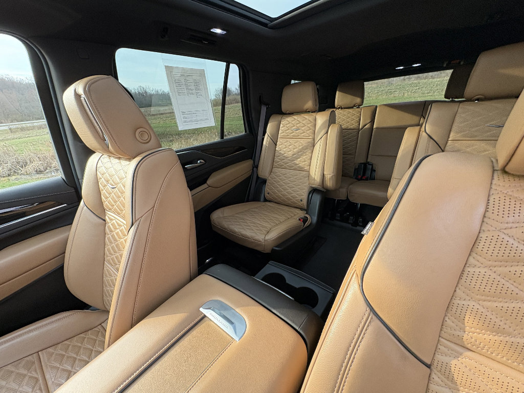 Used 2023 Cadillac Escalade Premium Luxury w/ LPO, Radiant Package AWD/4WD image 32