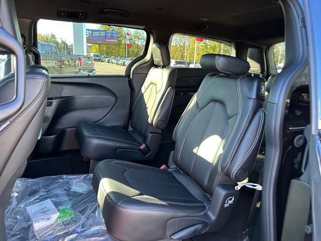 New 2026 Chrysler Pacifica Select image 14