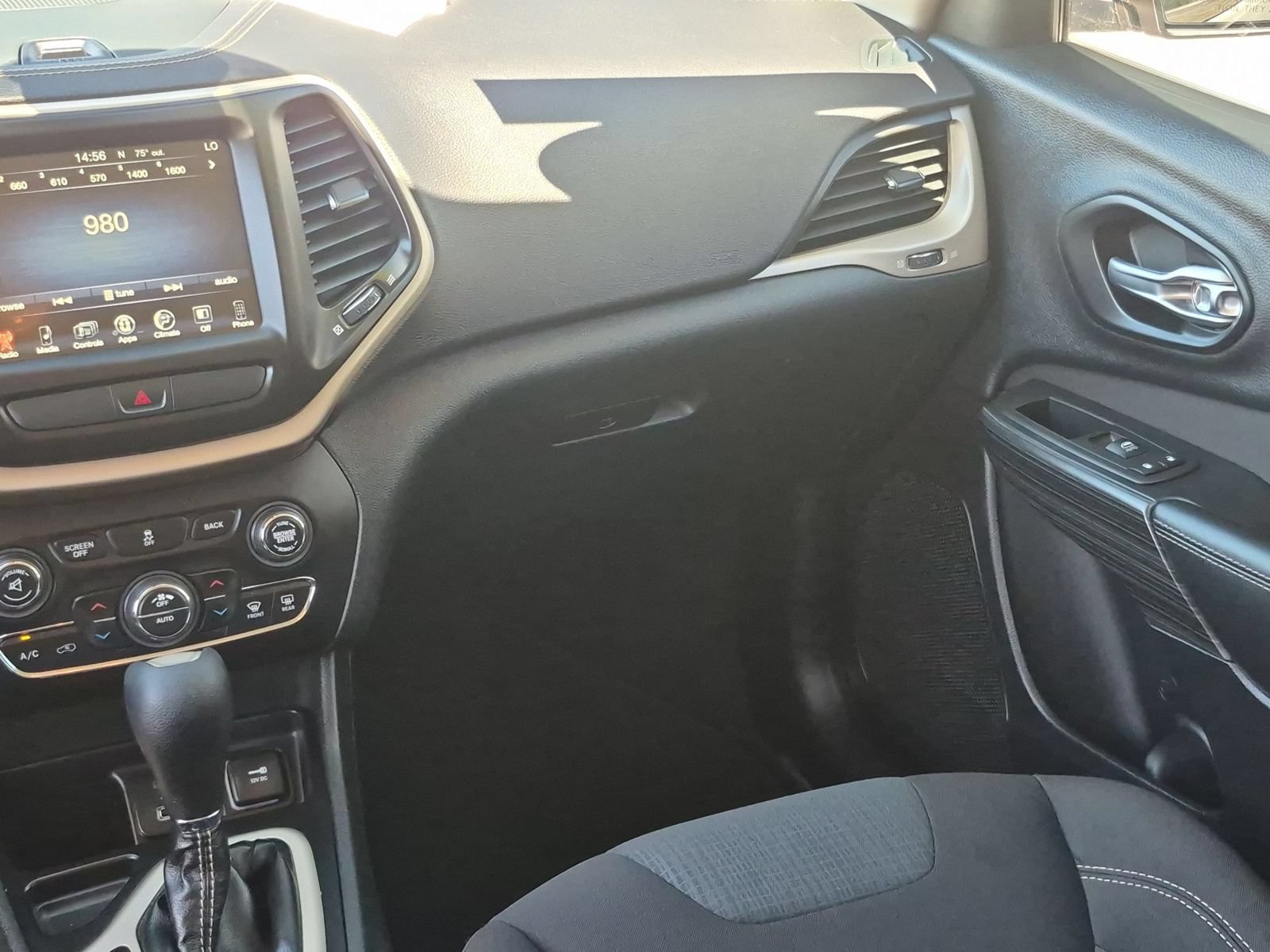 Used 2016 Jeep Cherokee Latitude w/ Comfort/Convenience Group FWD image 30