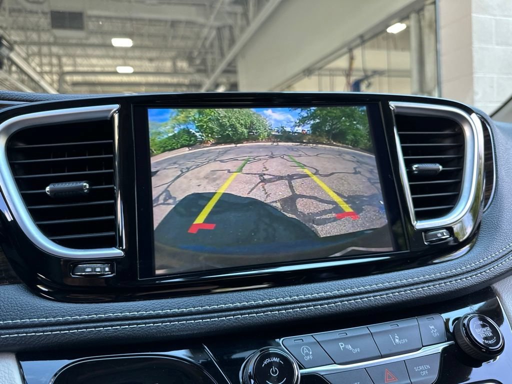 Used 2023 Chrysler Pacifica Limited FWD image 7