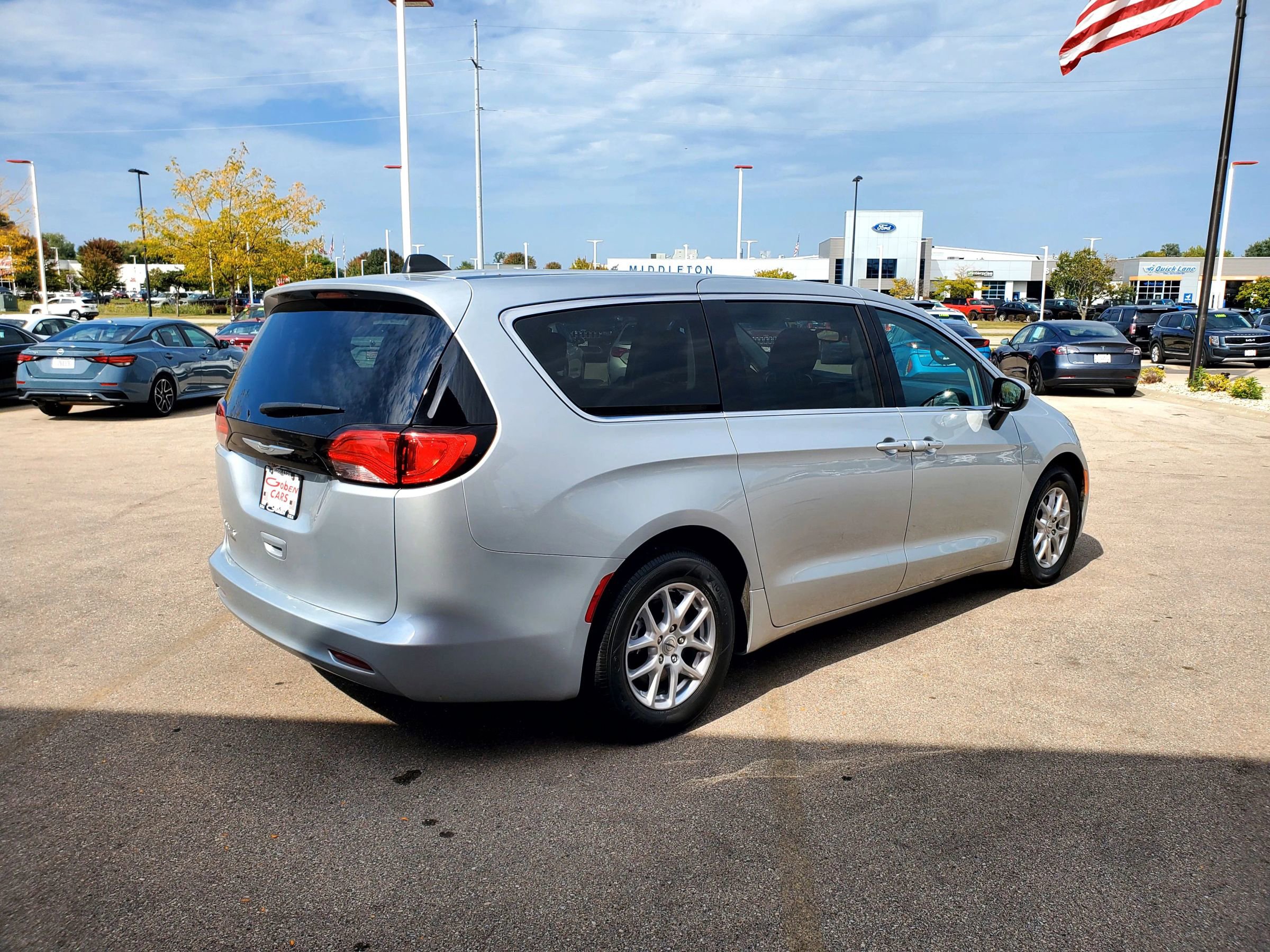 Used 2023 Chrysler Voyager LX image 5