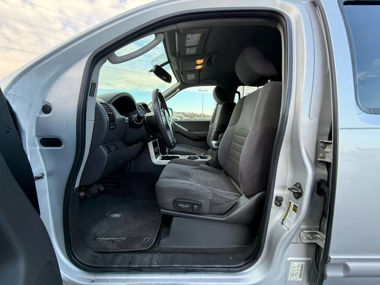 Used 2010 Nissan Pathfinder SE w/ SE Premium Journey Pkg image 9