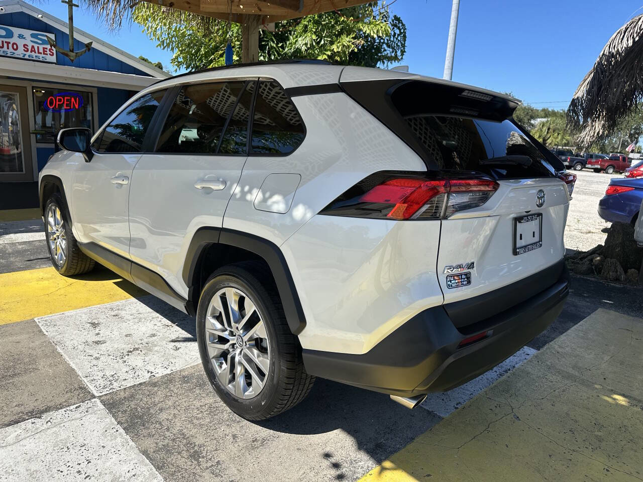 Used 2021 Toyota RAV4 XLE Premium image 8
