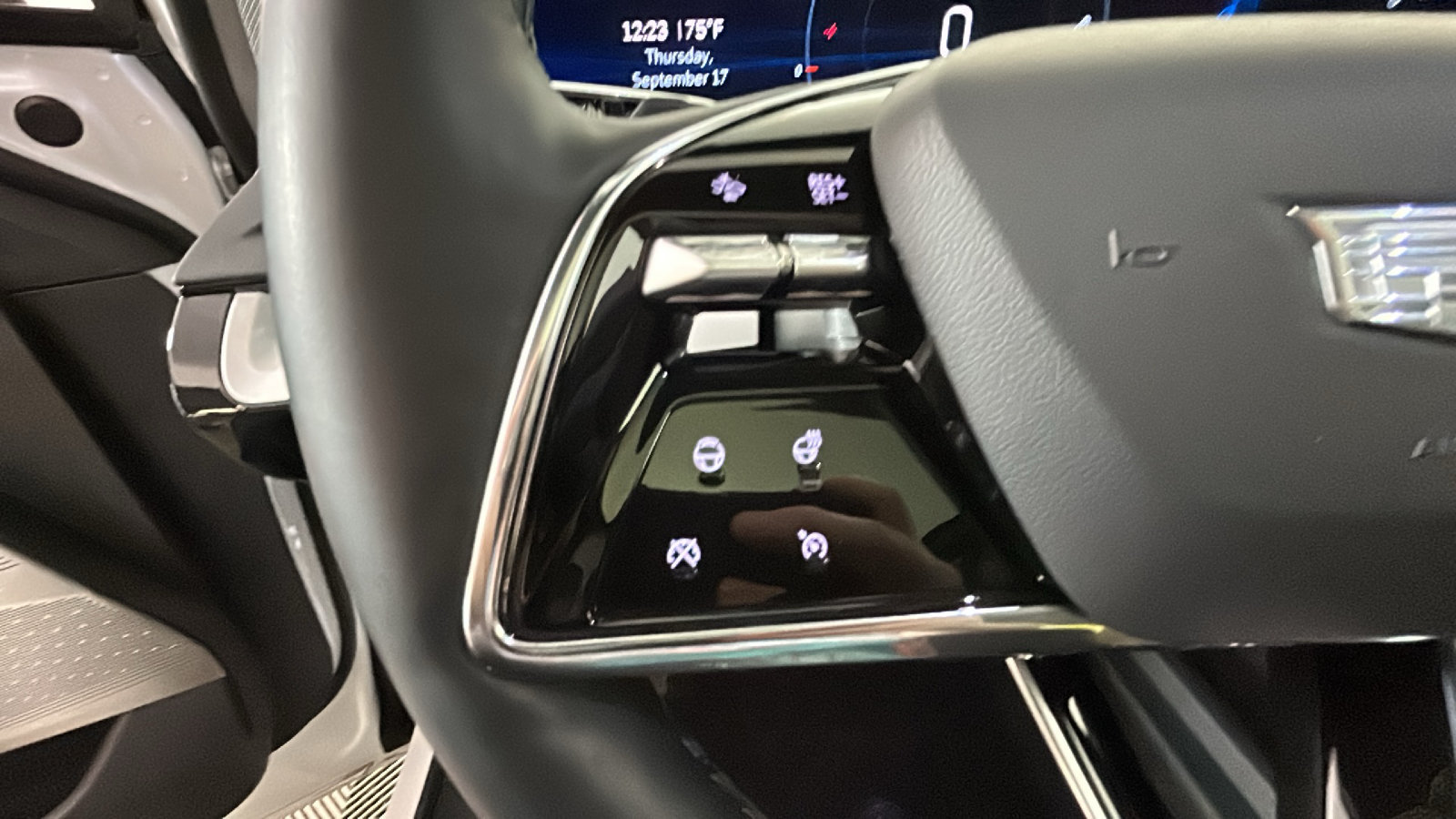Used 2025 Cadillac Optiq Luxury 2 w/ LPO, Floor Liner Package AWD/4WD image 19