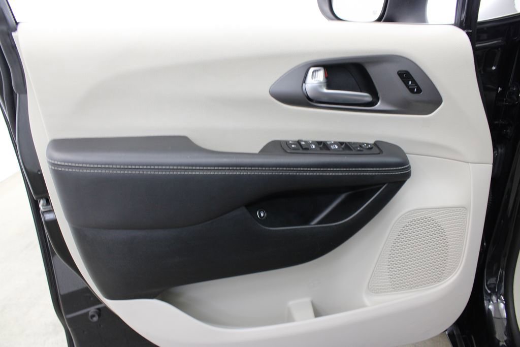 Used 2023 Chrysler Pacifica Touring-L image 16