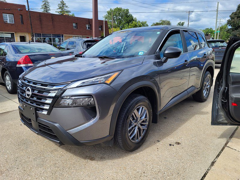 Used 2024 Nissan Rogue S image 3