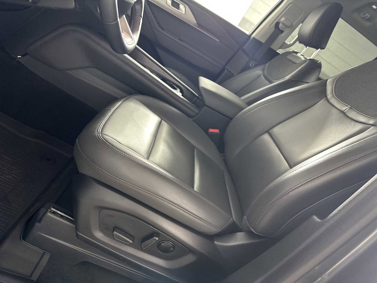 Used 2025 Ford Explorer Active w/ Active Comfort Package RWD image 11