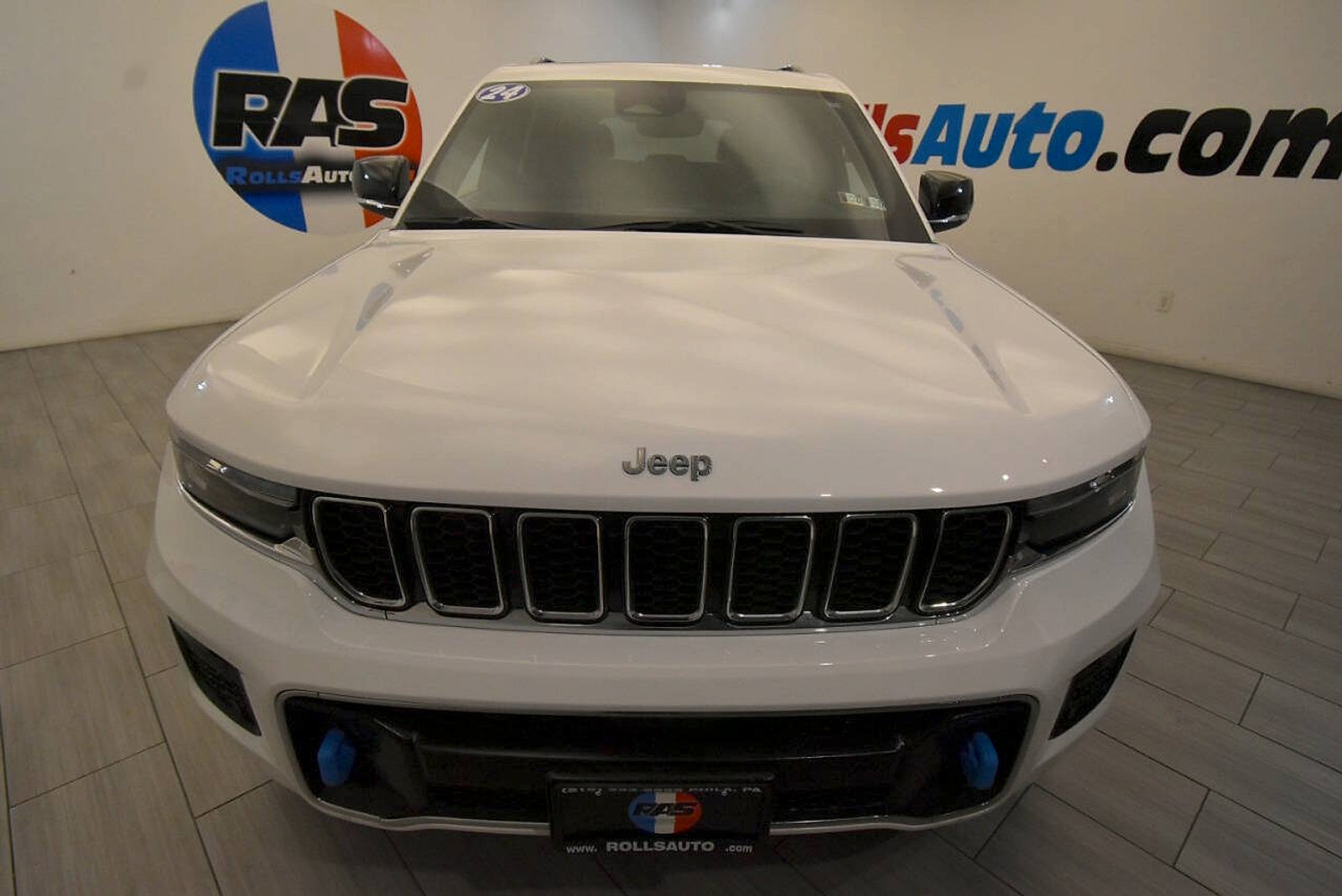 Used 2024 Jeep Grand Cherokee Overland w/ Trailer Tow Package AWD/4WD image 8