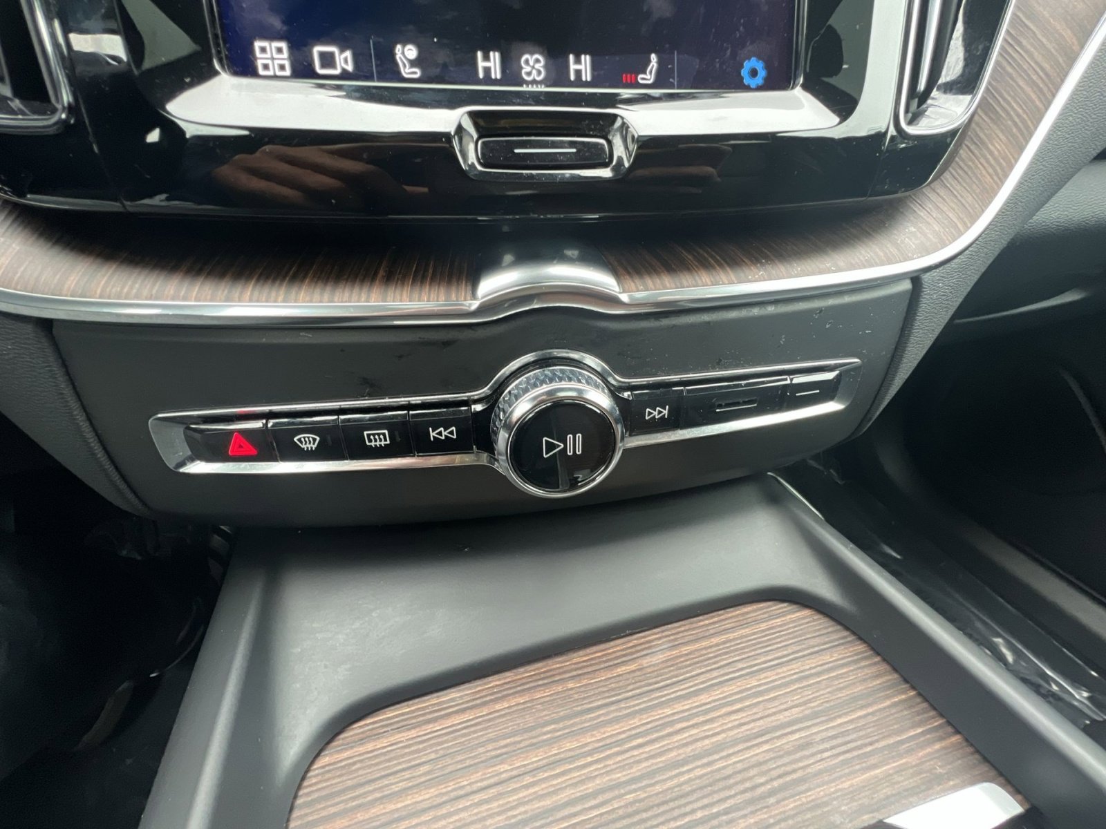 Used 2023 Volvo XC60 T8 Plus w/ Protection Package Premier image 21