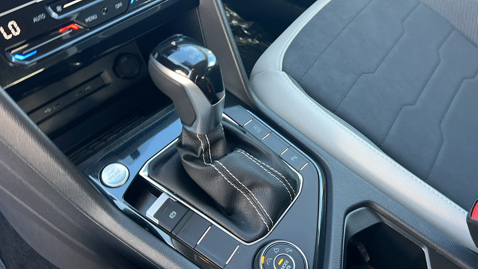 Used 2025 Volkswagen Taos SE image 13