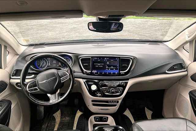 Used 2021 Chrysler Pacifica Touring-L image 7