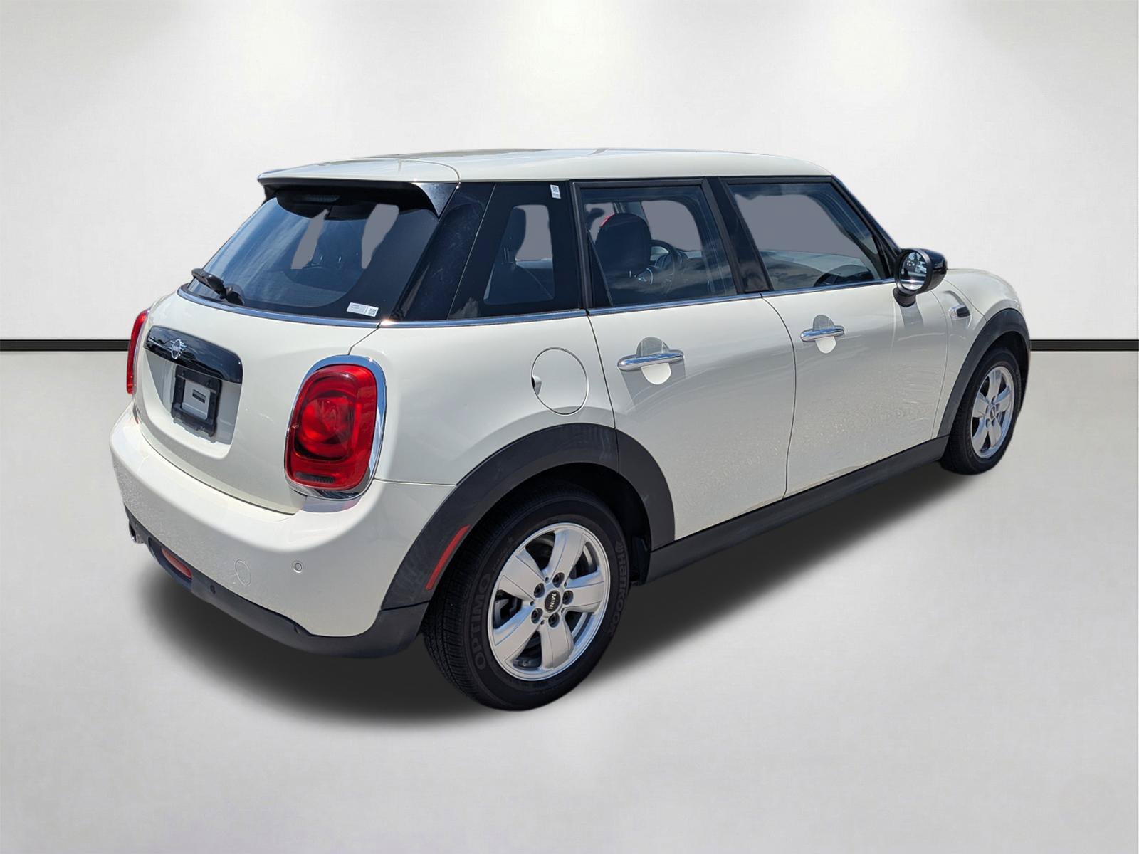 Used 2021 MINI Cooper 4-Door Hardtop w/ Storage Package FWD image 4