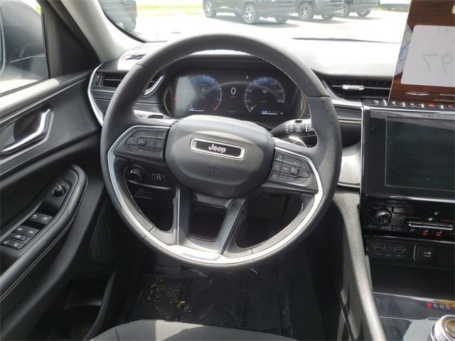 Used 2023 Jeep Grand Cherokee Laredo w/ Luxury Tech Group I image 15