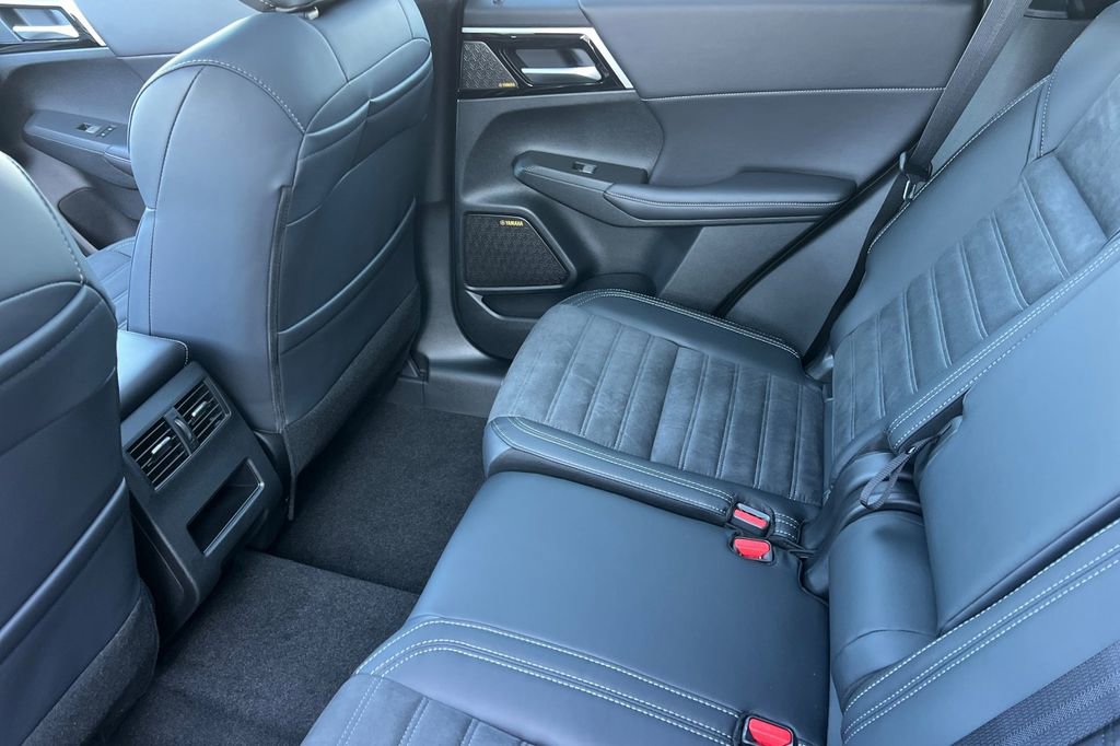New 2026 Mitsubishi Outlander SE image 13