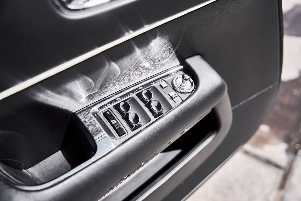 Used 2018 Rolls-Royce Dawn RWD image 29