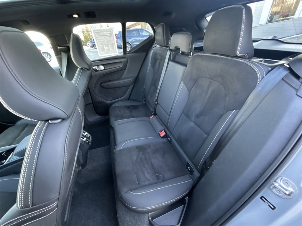 Used 2024 Volvo XC40 B5 Plus image 23