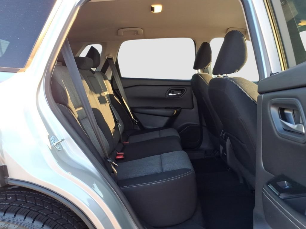 Used 2025 Nissan Rogue SV FWD image 12
