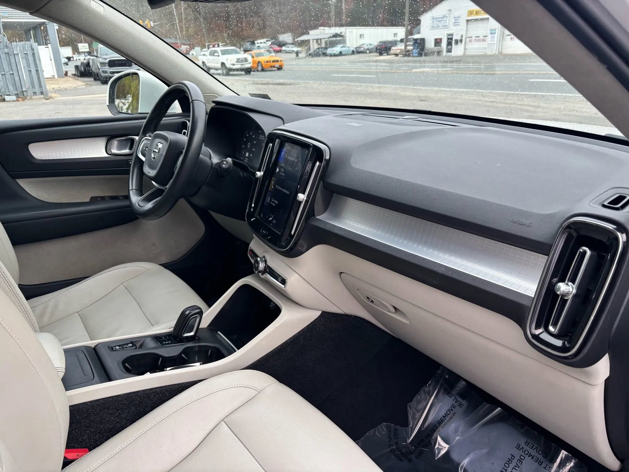 Used 2019 Volvo XC40 T5 Momentum image 17