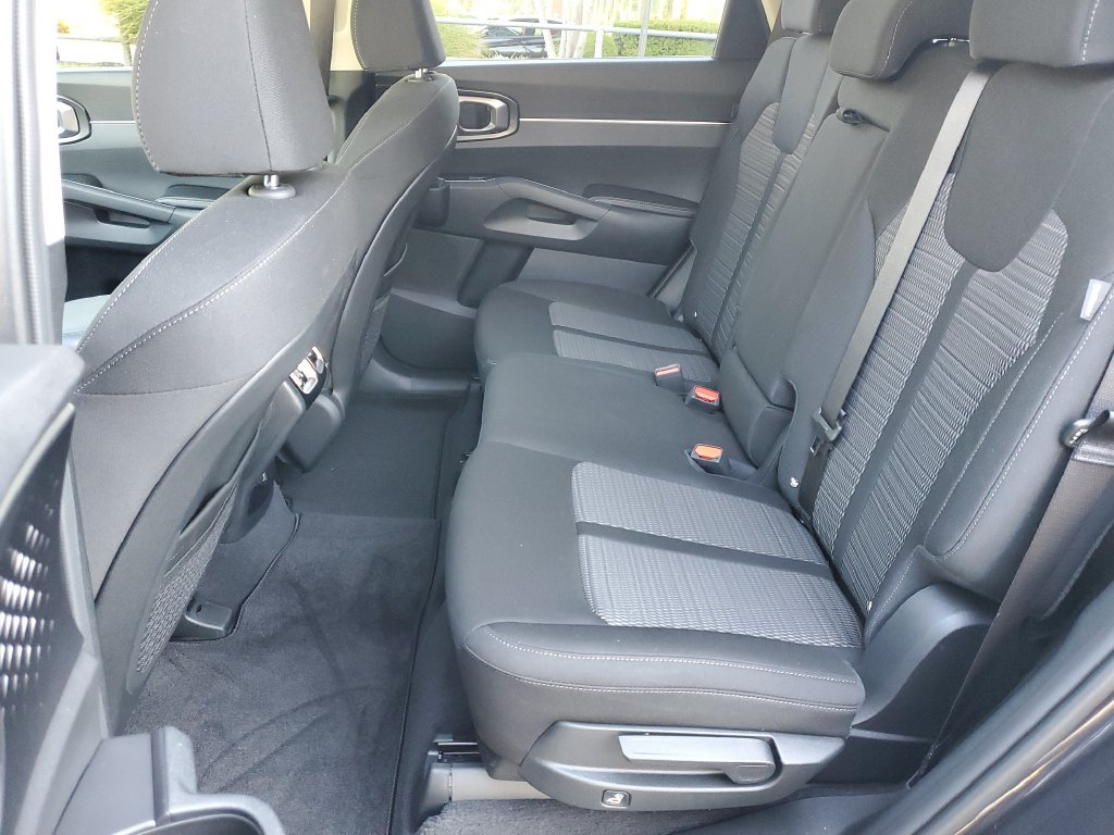 Used 2025 Kia Sorento LX FWD image 11