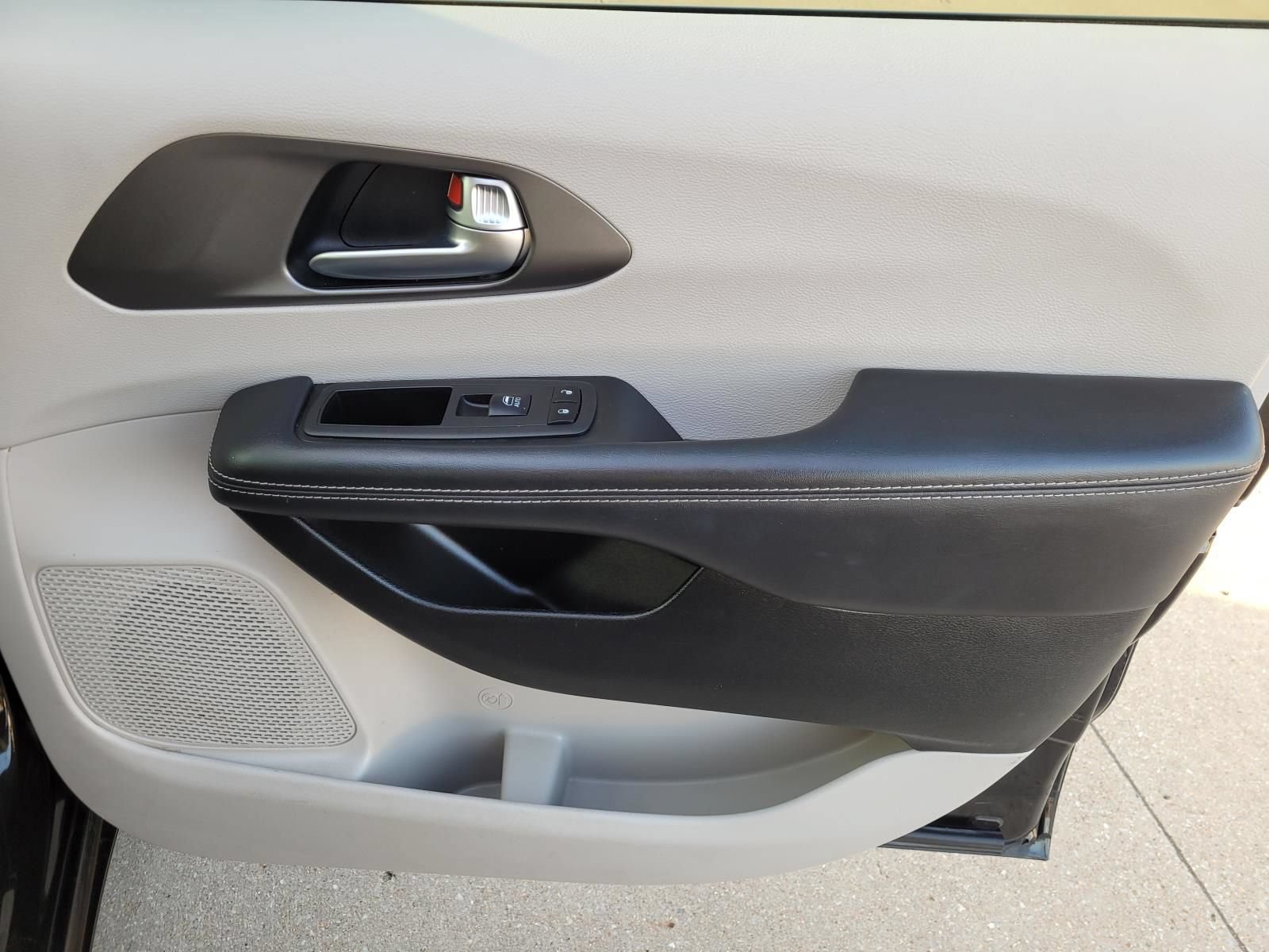 Used 2023 Chrysler Pacifica Touring-L FWD image 7