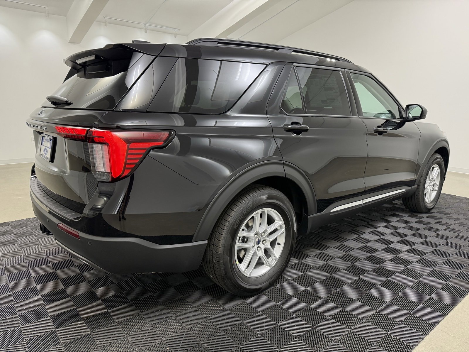 Used 2025 Ford Explorer Active w/ Active Comfort Package image 6