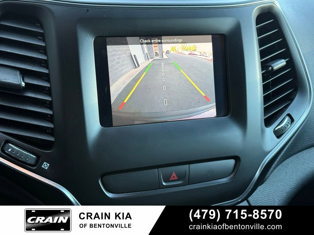Used 2019 Jeep Cherokee Latitude Plus w/ Comfort/Convenience Group FWD image 17
