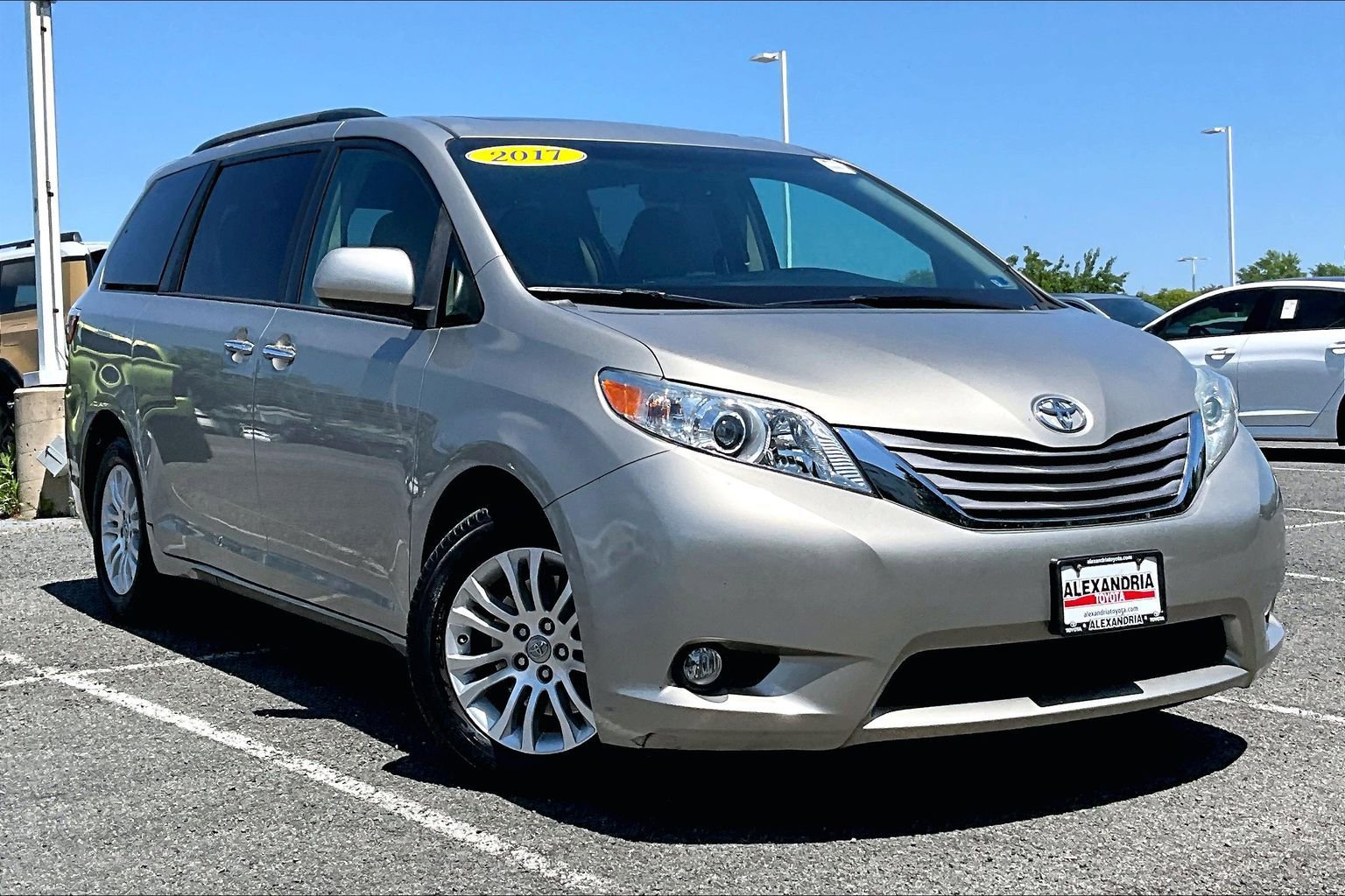 Used 2017 Toyota Sienna XLE FWD image 2